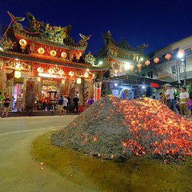 I když to není klasický čínský zvyk, ženich by měl nevěstu přenést přes žhavé uhlí. 