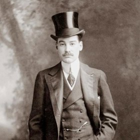 Ač patřil Alfred Vanderbilt mezi VIP cestující Lusitanie, dal svou záchrannou vestu jinému člověku. A než se nad potápějící se lodí zavřela vodní hladina, pomáhal přesunovat děti do záchranných člunů. 