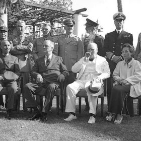 Do důchodu odešel po druhé světové válce, předtím se však stihl připojit ke Káhirské konferenci (vpravo nahoře).