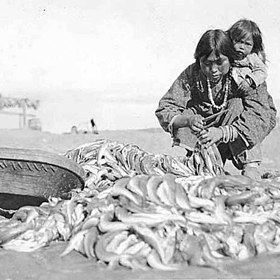 Eskymačky prý kojily své děti až do puberty. Tomu se tedy říká kontaktní rodičovství.