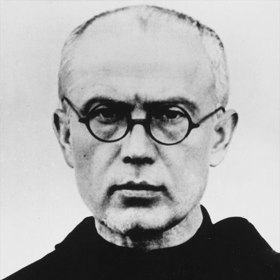 Kněz Maximilian Kolbe se staral o židovské uprchlíky. Dal jim střechu nad hlavou, oblečení i jídlo. Za jednoho muže dokonce položil vlastní život. Nechal se zastřelit místo něho.