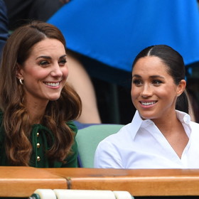 Ač se zdálo, že Meghan do královské rodiny vzdor všem očekáváním zapadla, nebyla to pravda. Vévodkyně Kate (vlevo) se stejně jako její choť princ William obávali, aby je schopná Američanka nezastínila. 