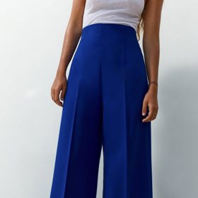 Modré kalhoty culottes s vysokým pasem a zvýrazněnými švy. ZARA, 799 Kč
