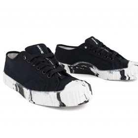 Kvalitní tenisky vyrobené ve Zlíně na strojích z minulého století. Tenisky mají vyjímatelnou vnitřní stélku s podporou klenby. Jsou vyrobeny bez lepidla s certifikátem PETA. KAVE, 2250 Kč