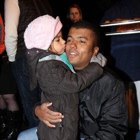 Rok 2010, prostřední dcera Sofie doprovází tatínka na rozsvěcení vánočního stromku.