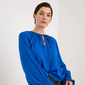 Modrá saténová halenka. Lindex, 799 Kč