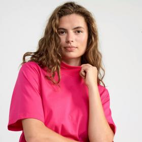 Sytě růžové tričko s krátkými rukávy. Lindex, 449 Kč