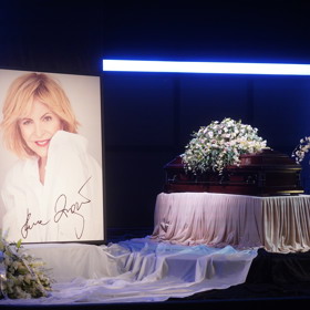 Fotografovat rakev Hany Zagorové směla pouze vybraná média, pro veřejnost bylo pořizování snímků v útrobách divadla z pietních důvodů zakázané.