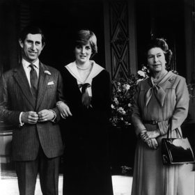 Princezna Diana si v Buckinghamské paláci v roce 1980 vzala na sebe námořnický obleček s vázankou.