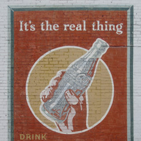 Dobové reklamní nápisy jsou k nalezení na mnoha místech dodnes. Například tento prošel restaurováním a je k vidění v Minswnu v americké Louisianě. Původně pochází z roku 1943.