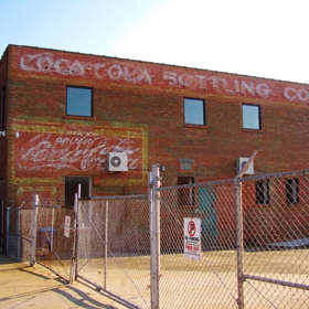 Pohled na budovu bývalé stáčírny Coca-Coly v Severní Karolíně.