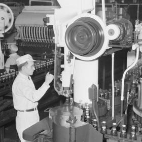 Pohled na práci v kanadské stáčírně Coca-Coly v Montrealu z ledna roku 1941.