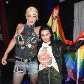 Společnost mu na jevišti dělá zpěvačka Elis Ochmanová, která si prochází opačným extrémem - proměnou v muže.