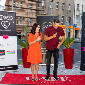 Petra můžeme nejčastěji potkat v roli moderátora, například na nedávné otvíračce nové kavárny poblíž pražského parku Stromovka. Ujít si ji nenechala ani zpěvačka Heidi Janků.