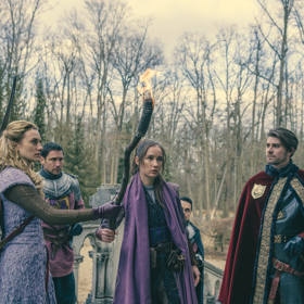 Na Amélii má ale runa jiný účinek - rozštěpí ji v čase, proto se ve filmu objevuje její současná verze, ale i verze z minulosti.