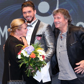 Matyáš Hložek se svými rodiči Stanislavem a Alenou. Celou rodinu smrt Hany Zagorové velmi zasáhla, protože patřila mezi blízké přátele.