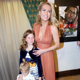 Olga Menzelová se svými dcerami, Annou Karolínou a Evou Marií.