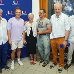 Seriálová delegace včetně Barbory Bočkové, která působí vedle Ondřeje Vetchého velmi křehce a subtilně.