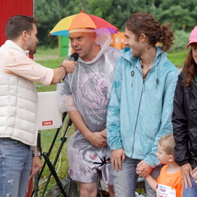 Kuchař Láďa Hruška se běhu účastnil i přesto, že vytrvale pršelo.