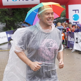 Všeuměl Láďa Hruška si poradí za každého počasí - běh absolvoval v pláštěnce a udělátku z vlastní dílny.