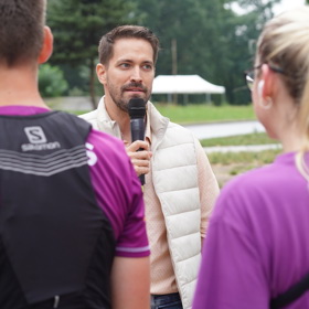 Sympaťák Robert Urban byl letos moderátorem každoročního běhu pražskou Stromovkou.