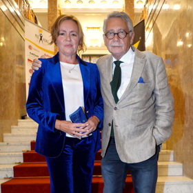 Jitka Sedláčková přišla na finále Muže roku se svým partnerem Pavlem Töpferem. Herečka zvolila sametový komplet v modré barvě, který svou výraznou barvou suploval večerní róbu. S ohledem na věk paní Sedláčkové působí elegantním a nenuceným dojmem.