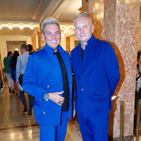 Do modré barvy se zahalil také stylista Kája Pavlíček se svým doprovodem. Pánové oblékli královskou modř, ke které se hodí střídmé doplňky v černé barvě.