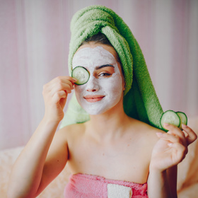 Mimo jiné můžete k péči o pleť využít kopřivy, med, vajíčka, tvaroh či slupky od brambor. Zatímco na jizvy je nejlepší vepřové sádlo a na akné kopřivy, na kruhy pod očima fungují okurky a bramborové slupky. Med pak pomáhá v boji se suchými rty a vaječný bílek nahradí i ten nejlepší liftingový krém. 