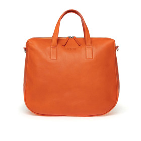 Velká oranžová kabelka z italské kůže, která je měkká, přesto krásně drží tvar a vše unese. FOLBEUR, 15 700 Kč