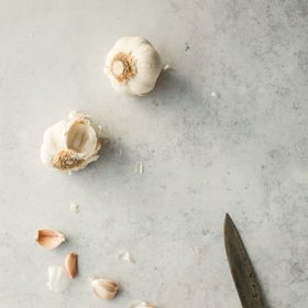 Doporučuje se také naříznou několik stroužků česneku a vložit je do půdy v květináčích napadených smutnicemi.