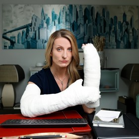 Dalším příběhem ze série Hlavně to zdraví je komedie Ruce v záruce. Anna Polívková má na dosah životní úspěch, ale pak si kvůli sázce se synem zlomí obě ruce po šílené jízdě na kolečkových bruslích. Dravá manažerka je najednou odkázaná na pomoc svého okolí.