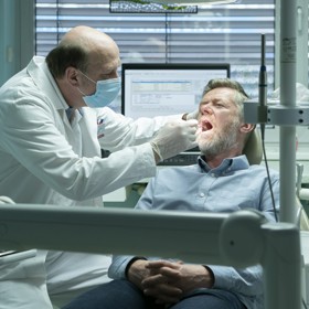 Jiří Vejdělek připravil pro Českou televizi čtveřici komedií zastřešených názvem Hlavně to zdraví. V příběhu Bezva zuby na zásnuby se Jiří Langmajer chystá na setkání s rodiči své vyvolené, ale překazí mu to bolest zubů...