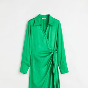 Zelené saténové zavinovací šaty. H&M, 949 Kč