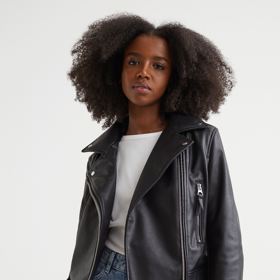 Černá motorkářská bunda. H&M, 999 Kč. 
