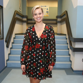 Patricie si oblíbila vzdušné šaty, které končí mírně nad koleny a dlouhé nebo tříčtvrteční rukávy.