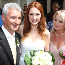 Michal Nesvadba na první svatbě své dcery Josefiny. Vpravo stojí jeho bývalá manželka Světlana Nálepková, Josefínina matka. 