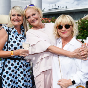 Se svými hereckými kolegyněmi Reginou Řandovou (vlevo) a Danou Batulkovou (vpravo).