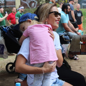 Ke kojení na veřejnosti se hrdě hlásí manželka zpěváka Tomáše Kluse Tamara.