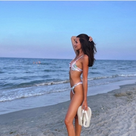 Během dovolené v Itálii pak dala přednost méně výrazným bikinám. 