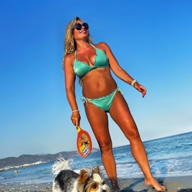 Lucie Borhyová na fotkách z letní dovolené vypadá, jako by snad ani nestárla. V trendy modrých bikinách vypadá tato maminka dvou dětí vážně úžasně.