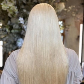 Kromě klasického blond melíru lze vsadit na blond barvu či světlejší přeliv. 