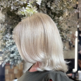 Popelavá blond či platinová blond sluší zejména ženám, které mají světlou pokožku a modré či zelené oči. 