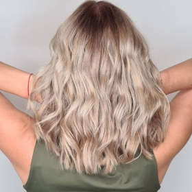 Přírodním brunetkám s pletí s olivovým nádechem nejvíce lichotí teplejší odstíny blond. 