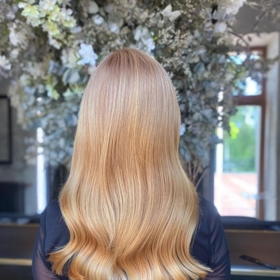 Zlatavá blond se nejlépe hodí k pokožce s oranžovým či nazlátlým tónem. 