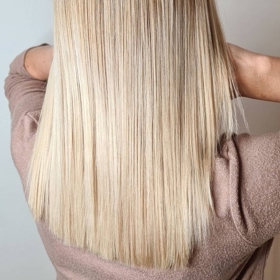 Pokud vás trápí suché vlasy, stačí vsadit na hydratační masku s medem a banánem, která již za 2 hodiny zanechá vaše vlasy krásně hydratované a hebké.