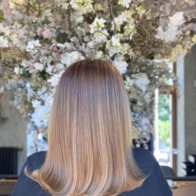 Domácí barvení nemusí při špatné manipulaci s barvou dopadnout dobře a profesionální kadeřník vám namíchá barvu podle vašich představ. 