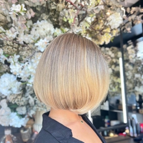 Dle slov kadeřníka Michala Zapoměla může špatně nanesená barva z drogerie vytvářet ve vlasech fleky či je dokonce spálit. 