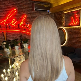 Kadeřník navíc dopřeje vašim vlasům intenzivní péči, takže vaše vlasy nebudou po barvení nikterak z ničené, jako by tomu mohlo být v případě barvení doma. 