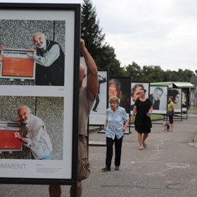 Výstava fotografií Zuzany Mináčové potrvá do 1. 9. a nalézt ji můžete na Ringhofferově náměstí v Kamenici u Prahy.