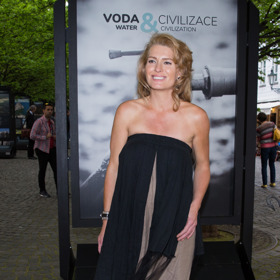 Povšimněte si vypracovaných ramenou a štíhlých paží.